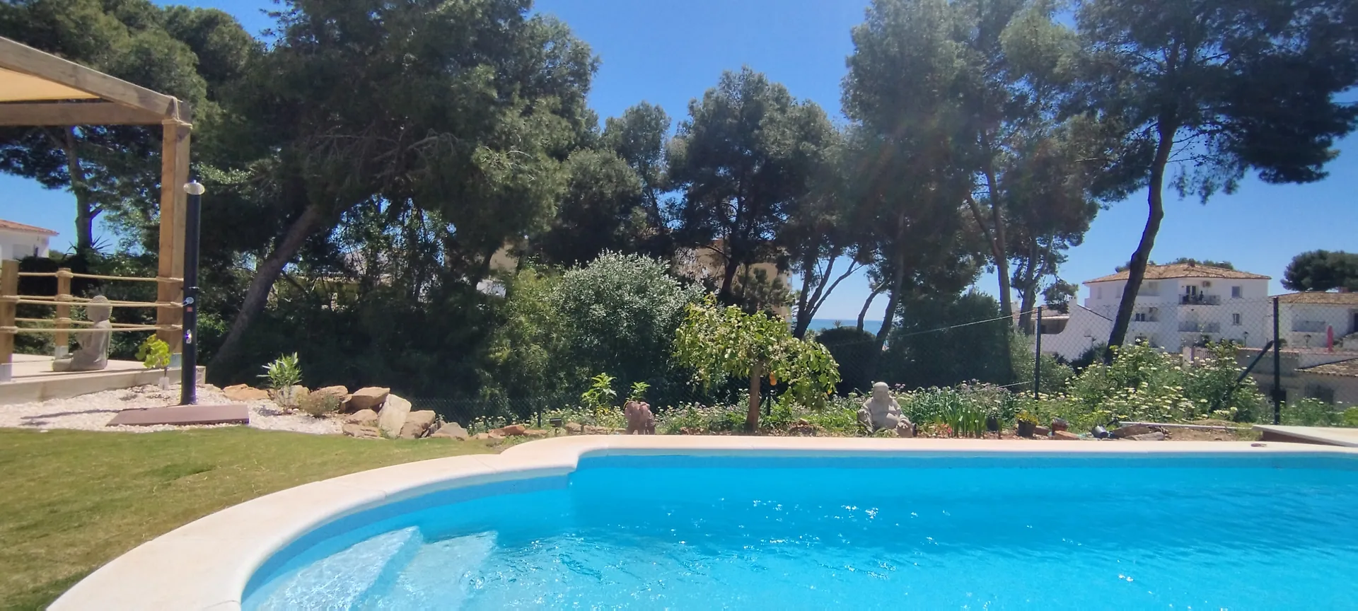 Piscina de agua salada en verano