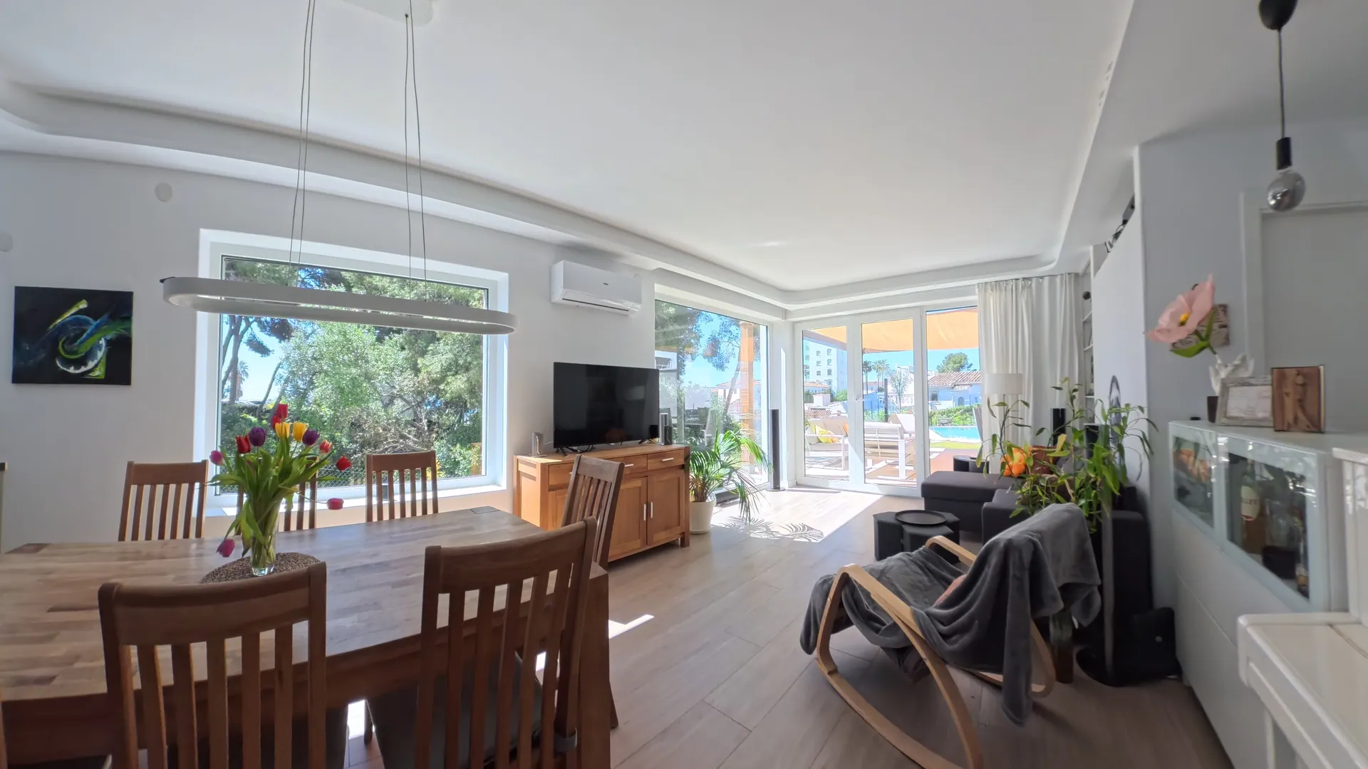 Salón con calidez pasiva y home cinema en Villa marYpinos