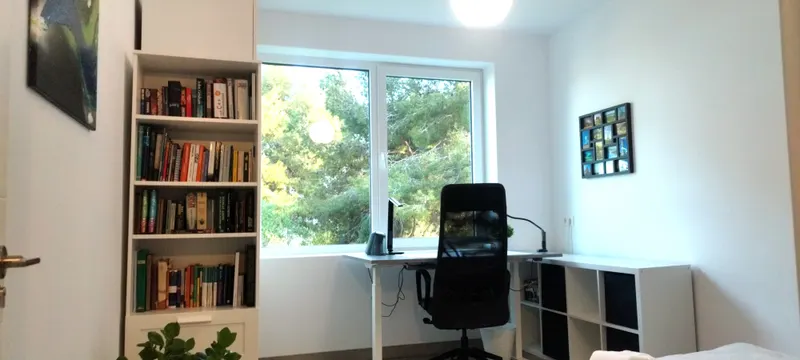 Espacio de teletrabajo con escritorio ergonómico