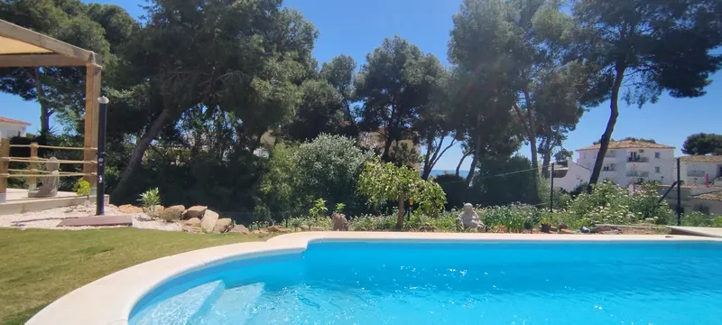 Piscina de agua salada y tumbonas en Villa marYpinos