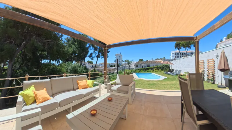 Terraza exterior con porche y comedor de verano